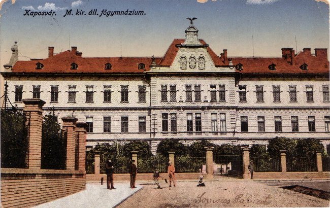 A f�gimn�zium �j �p�lete egy r�gi k�peslapon